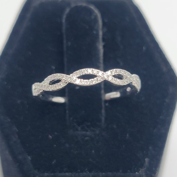 14K White Gold Diamond Infinity design ring - Picture 7 of 8